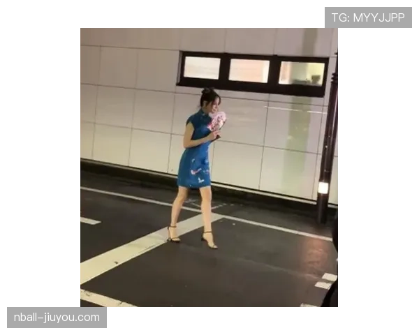 汪周雨训练间隙竟穿得比平时明星还讲究，差点以为路人偶遇秀场走秀